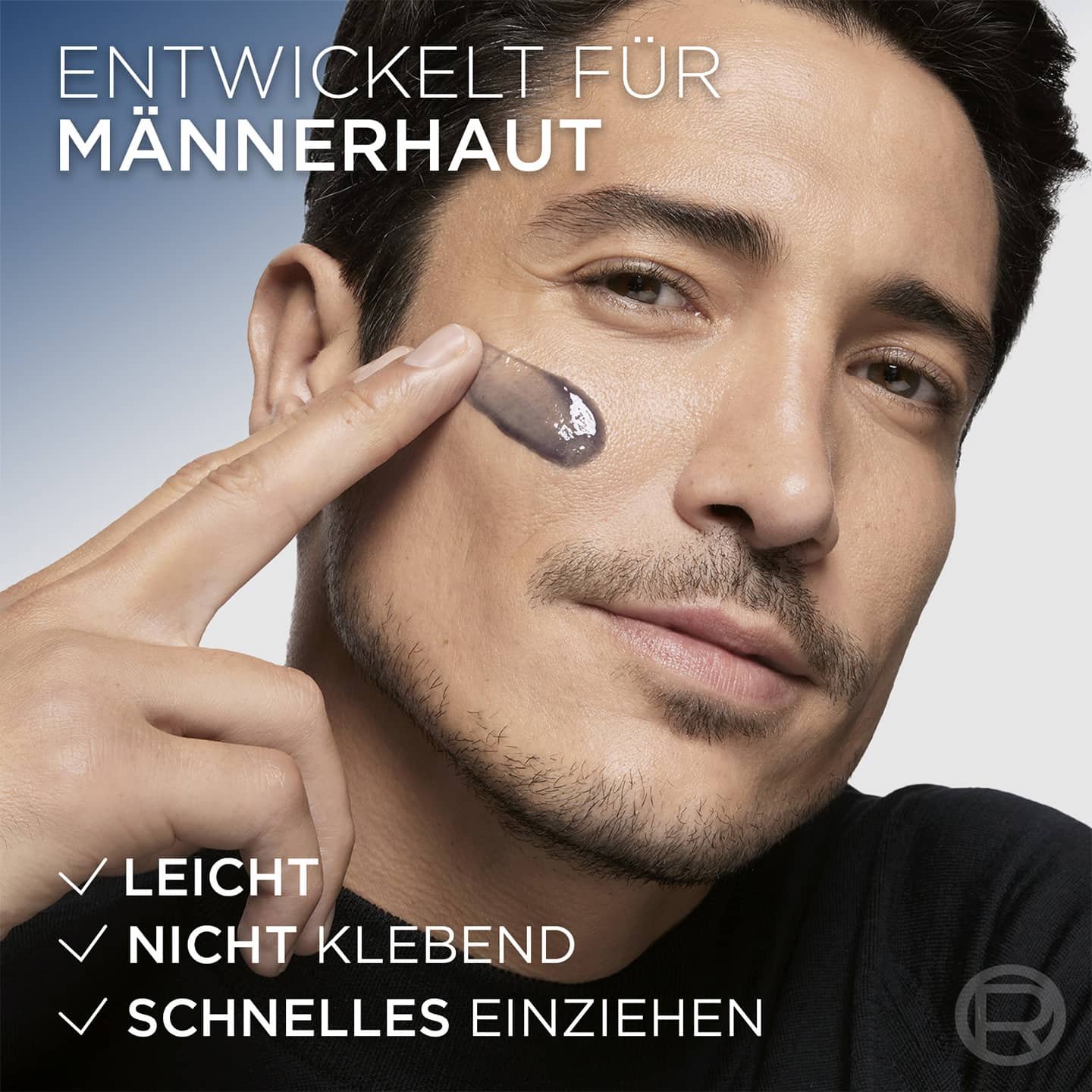 Mann trägt Creme auf seine Wange auf